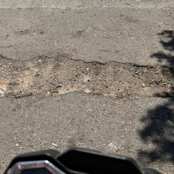 Kınalıada Akasya Caddesi'nde Çukurlar Nedeniyle Bisiklet Kazası