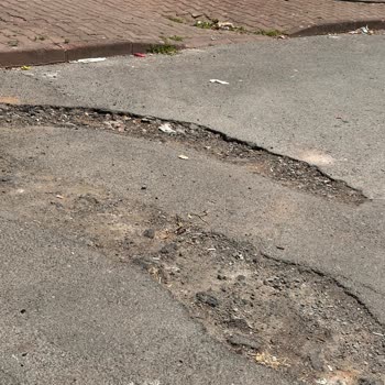 Kınalıada Akasya Caddesi'nde Çukurlar Nedeniyle Bisiklet Kazası
