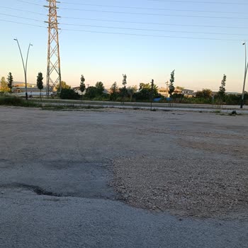 Mıcır Taşlı Boş Arsanın Tozu Site Sakinlerini Mağdur Ediyor