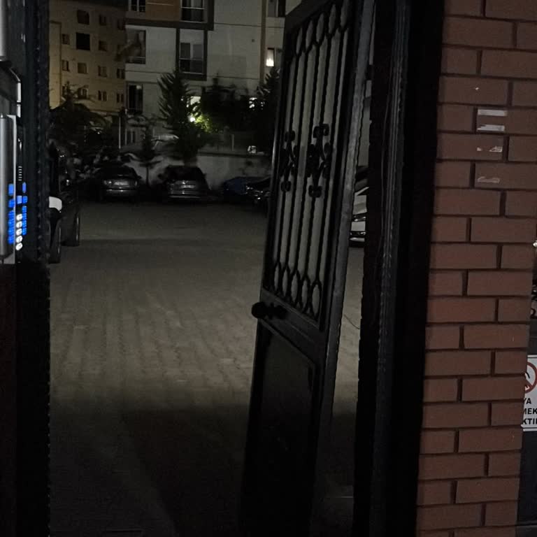Packet Burger Kurye Apartman Kapısına Zarar Verdi, 5.000 TL Tazminatı Şirket Reddetti
