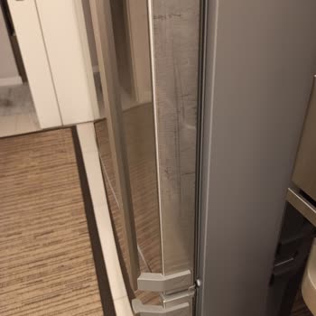 Bosch Buzdolabının Kapak Çizgileri Üretim Hatası Ve Garanti Dışı Ücretli Değişim İtirazı