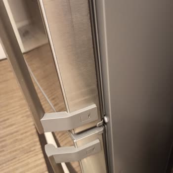 Bosch Buzdolabının Kapak Çizgileri Üretim Hatası Ve Garanti Dışı Ücretli Değişim İtirazı