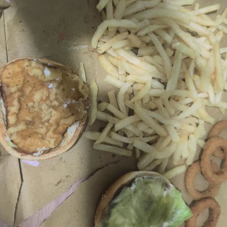 Burger King Bostancı Şubesinde Bozulmuş Gıda Ve Sağlık Tehlikesi