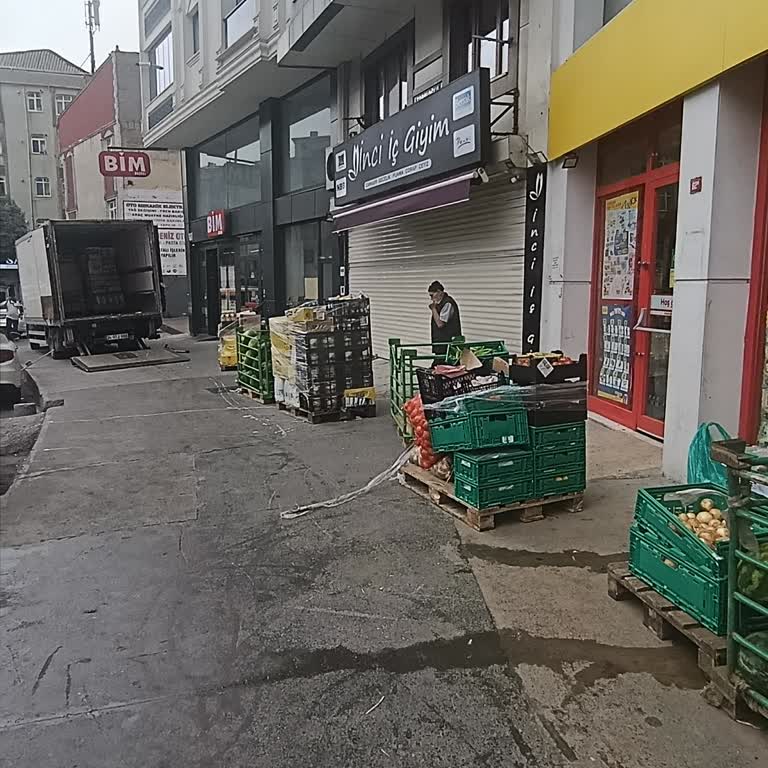 Şok Market Şoförünün Çalışana Hakareti Ve Ürünleri Yola Bırakması