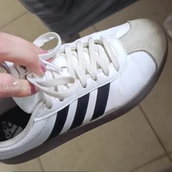 FLO Adidas Ayakkabıda Yırtılma Sandaletleri Demir Kısımlarında Paslanma