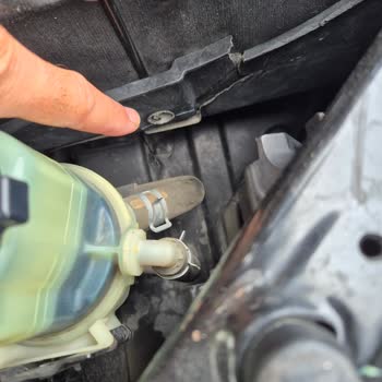 Nissan Yetkili Servisin Kırık Akü Sabitleme Parçasını Değiştirmeyi Reddetmesi Ve Ücretsiz Parça Değişimi Talebi