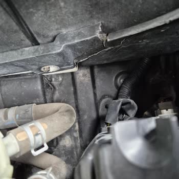 Nissan Yetkili Servisin Kırık Akü Sabitleme Parçasını Değiştirmeyi Reddetmesi Ve Ücretsiz Parça Değişimi Talebi