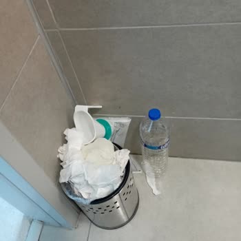 Beyin Cerrahisi Odasında Temizlik Ve Çöp Alımının Aksaması Enfeksiyon Korkusunu Tetikledi