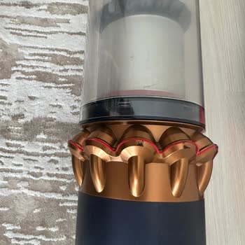 I Face Paint Peeling and Part Deformation on My Dyson Gen5detect Vacuum