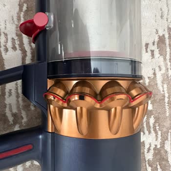 I Face Paint Peeling and Part Deformation on My Dyson Gen5detect Vacuum