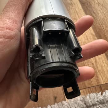 Vestel S70 Dikey Süpürge Üçüncü Arıza: Bağlantı Noktalarında Çatlama Ve Plastik Parça Kırılması