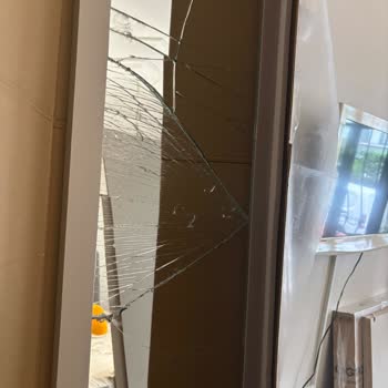 Dolap Altı Çatlak Ve Aynalı Kapak Kırık, Mağaza İlgisiz Tutumu