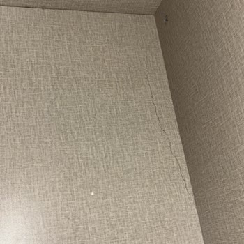 Dolap Altı Çatlak Ve Aynalı Kapak Kırık, Mağaza İlgisiz Tutumu