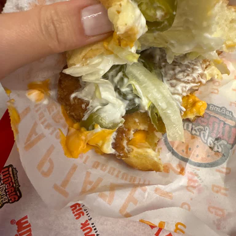 Cheddar Soslu Burger Yanlış Sunuldu, Ürün Değişimi Ve İade Talebi