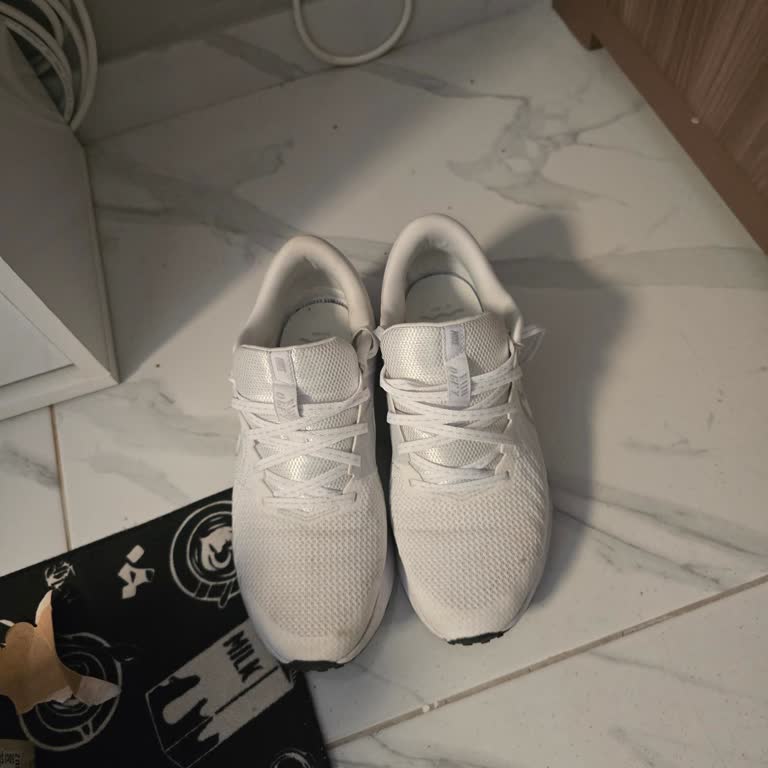 Ayıplı Nike Air Patlaması Mağazanın Reddi Ve Değişim Talebi