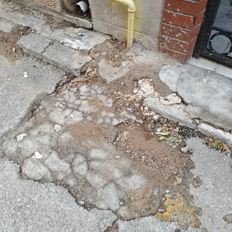 İZSU Kazı Sonrası Asfalt Eksikliği Yol Güvenliğini Tehlikeye Atıyor