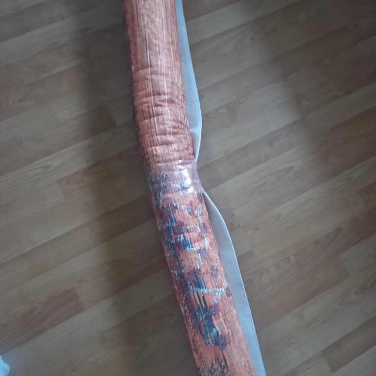 Kötü Kokulu Ve Kirli Halının Saygısız Kargo Teslimatı Güven Sorunu Yaratıyor