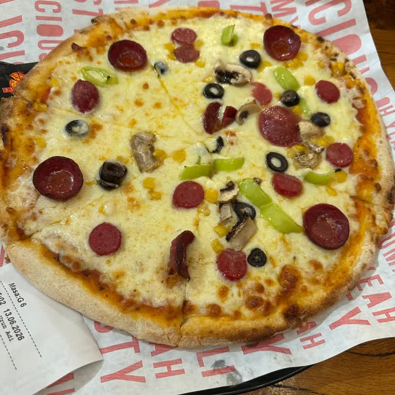Menüde Kangal Sucuğu Olmayan Pizza Ve Duyarsız Şube Personeli