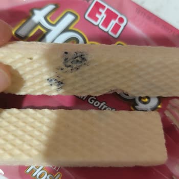 Çilekli Gofretten Gelen Siyah Lekeler Sağlık Endişesi Yarattı