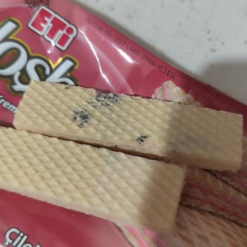Çilekli Gofretten Gelen Siyah Lekeler Sağlık Endişesi Yarattı