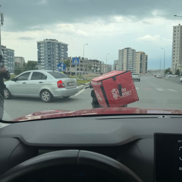 Tıkla Gelsin Kuryesinin Tehditkar Ve Tehlikeli Sürüşü