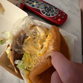 Getir Üzerinden Sipariş Edilen Hamburgerde Plastik Parça Bulunması