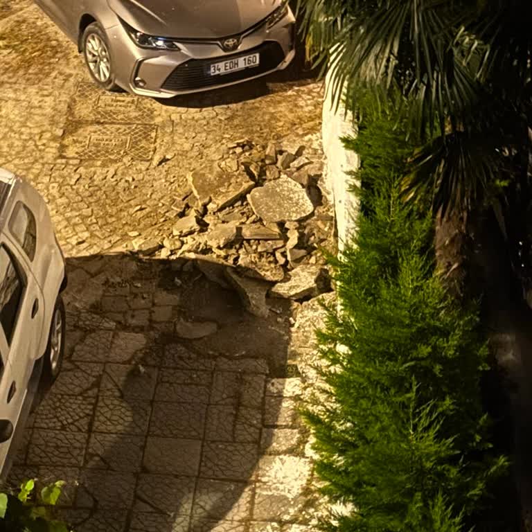 Elektrik Arızası Ve Patlamalar Mahallenin Can Güvenliğini Tehlikeye Atıyor