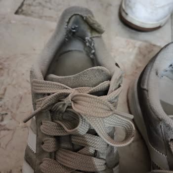 Yüksek Maliyetli Adidas Ayakkabısı Kısa Sürede Bozuldu