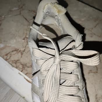 Yüksek Maliyetli Adidas Ayakkabısı Kısa Sürede Bozuldu