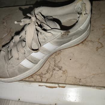 Yüksek Maliyetli Adidas Ayakkabısı Kısa Sürede Bozuldu