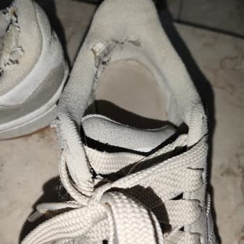 Yüksek Maliyetli Adidas Ayakkabısı Kısa Sürede Bozuldu