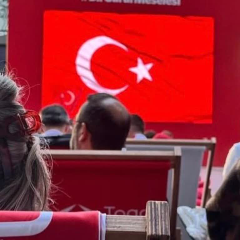 Küçük Ekran Ve Çocuklar İçin Sigara Dumanı: Akasya AVM'de Güvensiz Maç İzleme