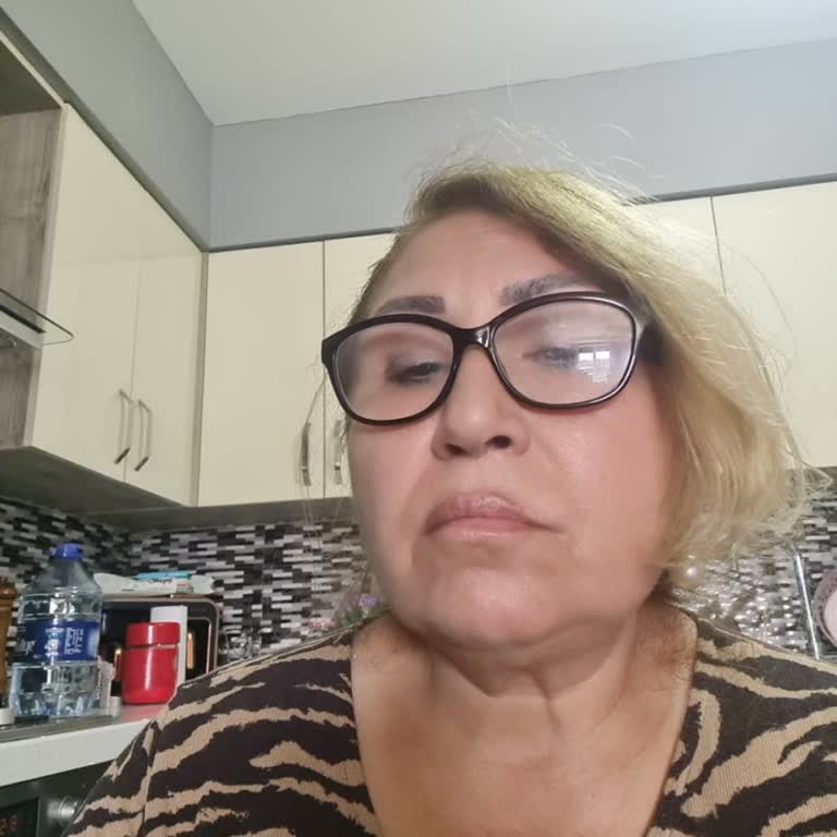 Yüz Boyun Germe Sonrası Aşırı Sarkma Ve Kulağın Arkasındaki Deri Birikimi Nedeniyle İade Talebi