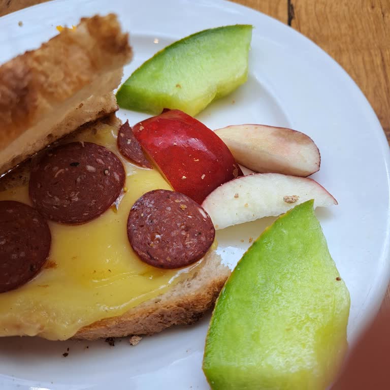 485 TL’ye Karşı Boş Tost Ve Kalitesiz Meyve Sunumu