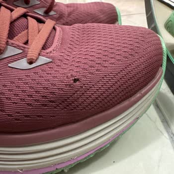 Skechers Ayakkabımda Yan Dikiş Delikleri Ve Garanti Reddi