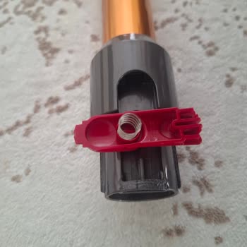 Dyson V10 Süpürge Borusunda Kırılan Düğme İçin Ücretsiz Tam Değişim Talebi