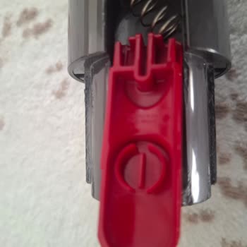 Dyson V10 Süpürge Borusunda Kırılan Düğme İçin Ücretsiz Tam Değişim Talebi