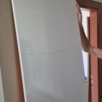 Kalinsta'dan Gelen Dolapta Çatlak Parçalar: Hızlı Değişim Talebi