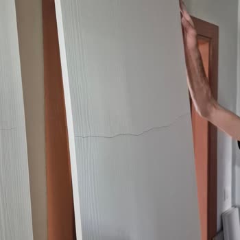 Kalinsta'dan Gelen Dolapta Çatlak Parçalar: Hızlı Değişim Talebi