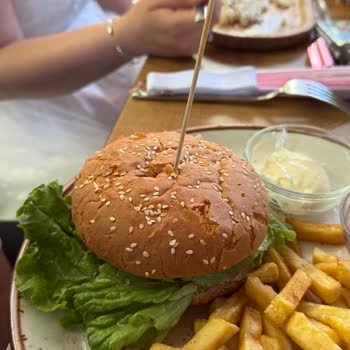 Bir Saat Bekleme, Bayat Hamburger Ve Cevapsız Servis