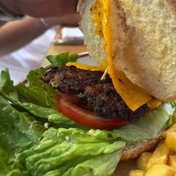 Bir Saat Bekleme, Bayat Hamburger Ve Cevapsız Servis