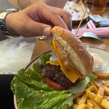 Bir Saat Bekleme, Bayat Hamburger Ve Cevapsız Servis