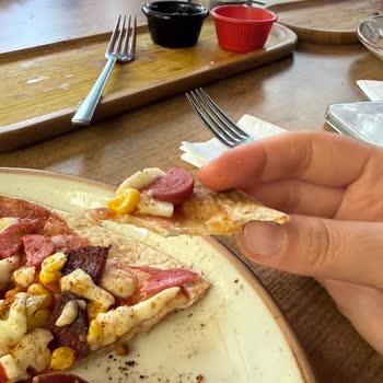 Bir Saat Bekleme, Bayat Hamburger Ve Cevapsız Servis