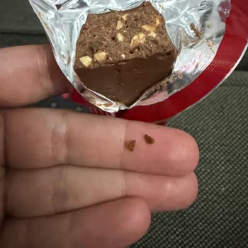 Fındık Kabuğu İçeren Çikolata Dişimi Kırdı