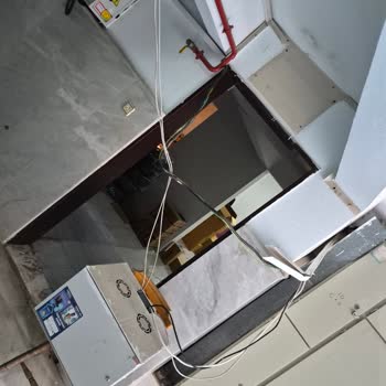 İzmir Menemen'de Asılı Kablolar Ve Düşen İnternet Panosu İçin Acil Müdahale Talebi