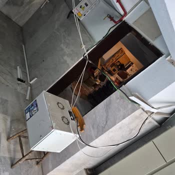 İzmir Menemen'de Asılı Kablolar Ve Düşen İnternet Panosu İçin Acil Müdahale Talebi