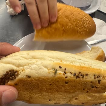 Hamburger Ekmeğinde Tüy, Hijyenik Olmayan Servis Ve Umursamaz Personel
