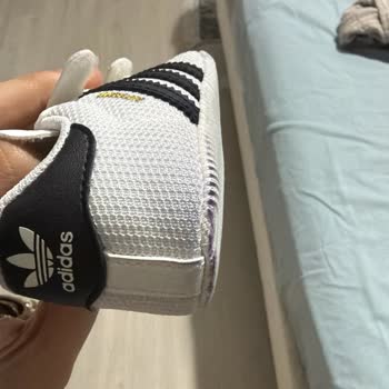 Adidas Bebek Ayakkabısında Erken Boya Sızıntısı Sağlık Ve Kalite Endişesi
