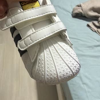 Adidas Bebek Ayakkabısında Erken Boya Sızıntısı Sağlık Ve Kalite Endişesi