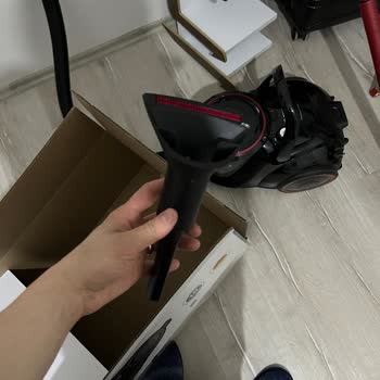 Eksik Süpürge Başlığı Ve Mağaza Personelinin Suçlayıcı Tutumu
